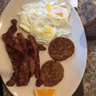 a plate of breakfast food