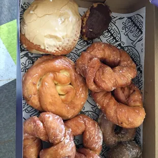 Not a 50/50 split between iced and glazed.    Ordered mostly iced.  #disappointed #notwhatiordered #rudeonphone #JacksDonutsWestfield