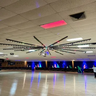 Skate floor light features