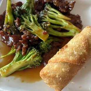 Beef and fresh broccoli lunch special also comes with rice and choice of soup