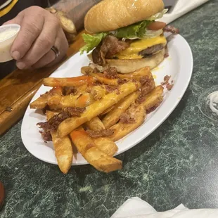 Farmer burger/bacon cheddar fries