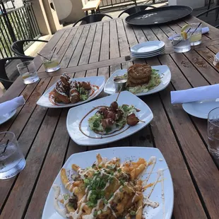 Great spot! Great food! Great beer flight! AWESOME view of the Mississippi! Along with great company!