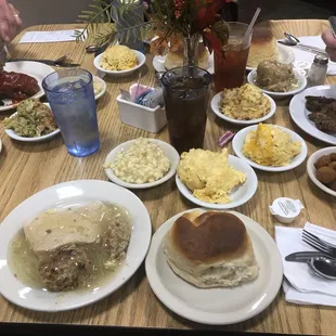 Turkey and dressing, corn, macaroni and cheese and a yeast roll