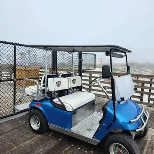 Staff drive out on the pier and take orders and will deliver;)