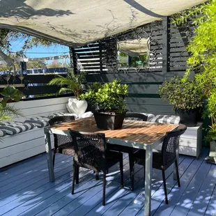 Sitting area to enjoy plants and cafe