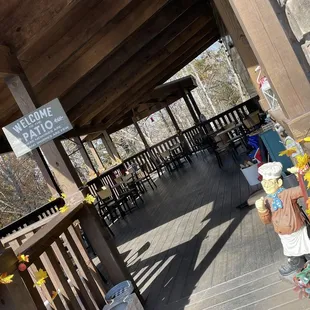 Beautiful patio! Fun games to play like ring on the hook, chess, and jenga.