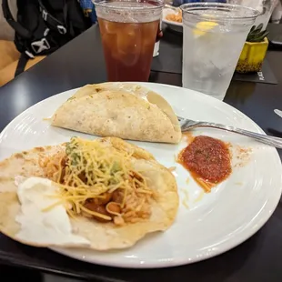 a plate of tacos and a drink