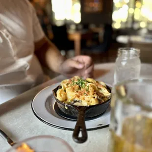 a plate of macaroni and cheese