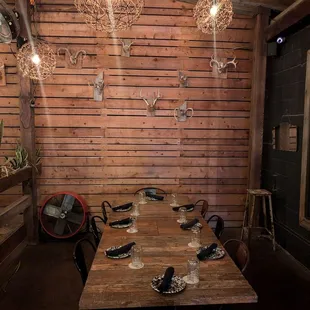 Corner table