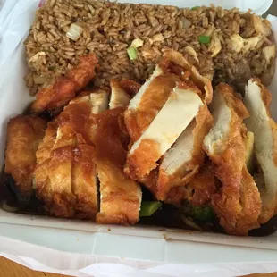 Boneless chicken with vegetables and combination rice.