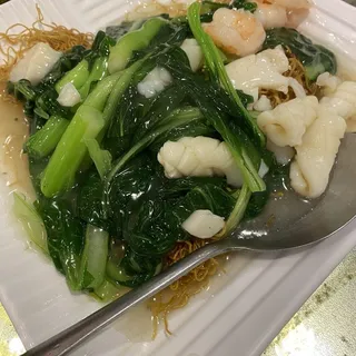 805. Pan-Fried Noodle with Mixed Seafood