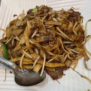 808. Beef Chow Fun