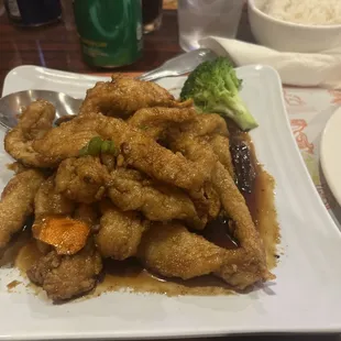 a plate of chicken and broccoli