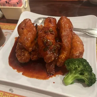 chicken wings and broccoli