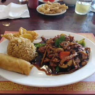 Lunch Special: Shredded Beef With Garlic Sauce, served with Spring Roll, Crab Rangoon, Fried Rice and choice of soup.