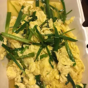 R u kiddin me? This is the fried egg with chives? This is the first time I saw this. You really just put chives onto the fried egg.