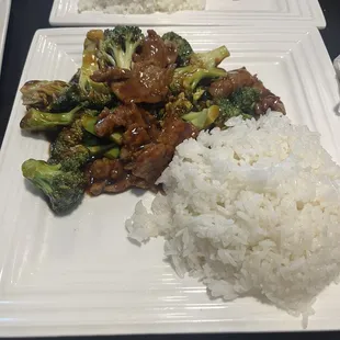 Beef and broccoli with white rice