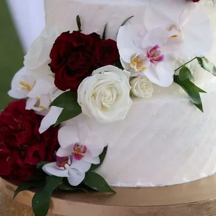 More flowers on wedding cake