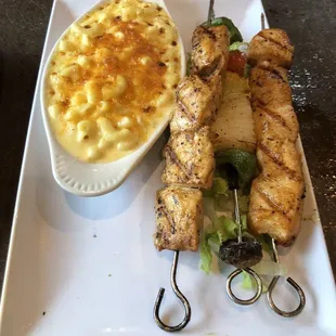 Chicken kabob plate with mac n cheese