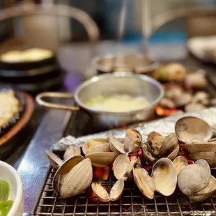 a bunch of clams on a grill