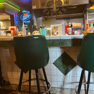 Waiting on a table before shift change