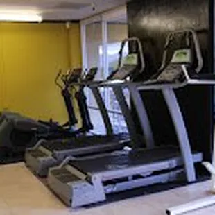 Cardio 
2- Ellipticals
2- Treadmills (can decline/incline)