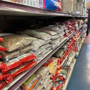 Lentils and beans, lots to discover (look how CLEAN this store is)