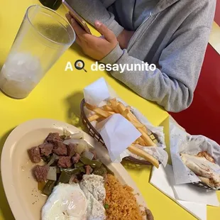 Huevos en verde con arroz y frijoles