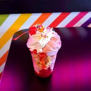 Straw-very-licious Cheesecake Sundae
