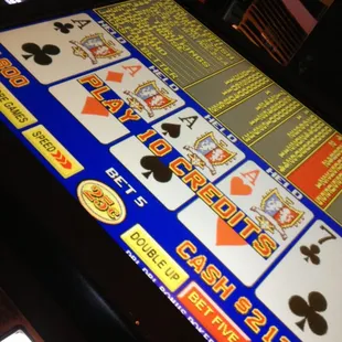 a slot machine with four of a kind playing cards