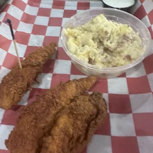 Three piece tender combo with cheesey grits