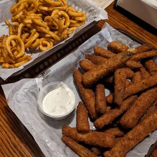 Curly fries and fried zucchini