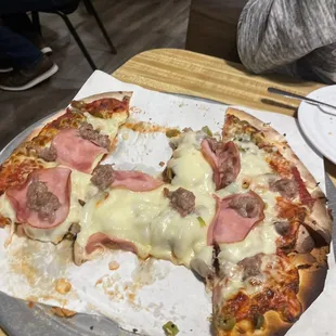 Passing through town. BEST pizza we have had in a long time! Don't let the outside fool you - great hole-in-the-wall place!