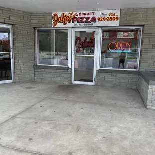 the outside of the restaurant