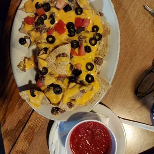 Nachos and dipping sauce.