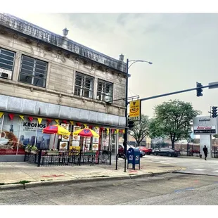 Outside Jake&apos;s PUP in The Ruf. N Sheridian Rd. Chicago IL .Gyros HodDog.Hotdogs Italian Beef Burgers Chicken Fish Salads etc. Cool !