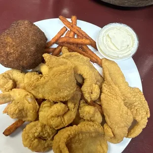 Fried fish an crab cake an sweet potato fries