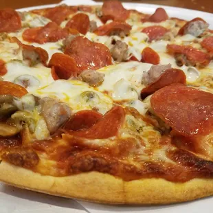 Oven comb- sausage, pepperoni, onions, mushrooms and green olives, this pizza is one of my favorites.