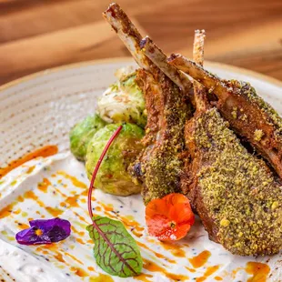 Pistachio Burra Chaap (d,n)
Smoked lamb chops, charred brussels sprout,
spiced pepita yogurt, olive snow, edible flower