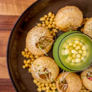 Pani Batashe - Lucknow (v, g, j) (vo)
Spherical fried crisps, orange, cilantro, tamarind,
spiced potatoes &amp; sprouts