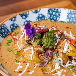 Sunehri Subziya(v,d,n,g)
Chestnut and edamame bean delight with cauliflower
and romanesco broccoli, almond &amp; coconut