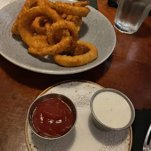 Onion rings make the table happy