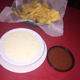 Queso, salsa &amp; chips