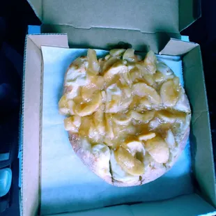 Apple pie pizza