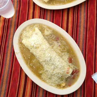 This plate-long breakfast bomb is delicious! Warning: go for the half-n-half chili not the hot green chili. The hot is HOT.