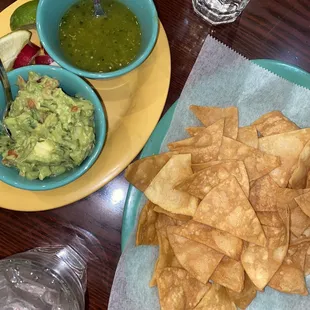 guacamole and chips