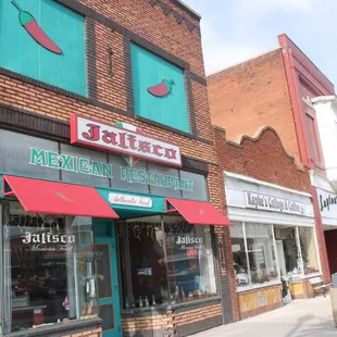 the front of a restaurant on a street corner