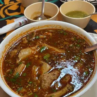 Menudo con cebolla, cilantro y orégano