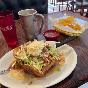 Fajita Taco Salad, chips and salsa and draft beer.