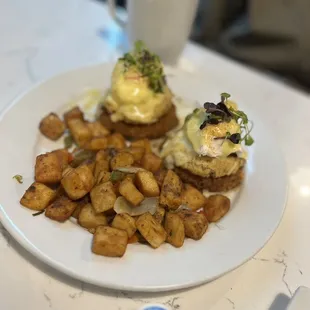 Crabcake Hollandaise (Eggs intentionally poached hard)